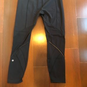 Lululemon size 8 Cropped Good Condition Leggings